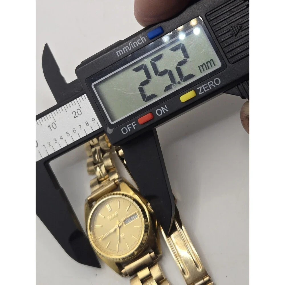 Seiko SQ Women 8523-0058 Day Date Fluted Two Tone Quartz 23mm Watch 6.5